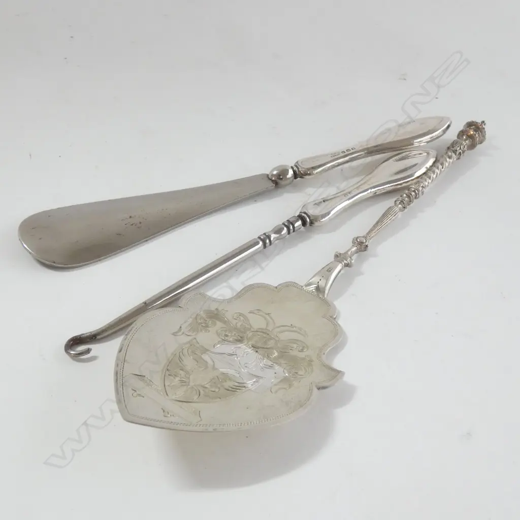 STG SILVER HANDLED SHOE HORN & LACE HOOK + VTG SILVER PLATE CAKE SERVER Image 1++
