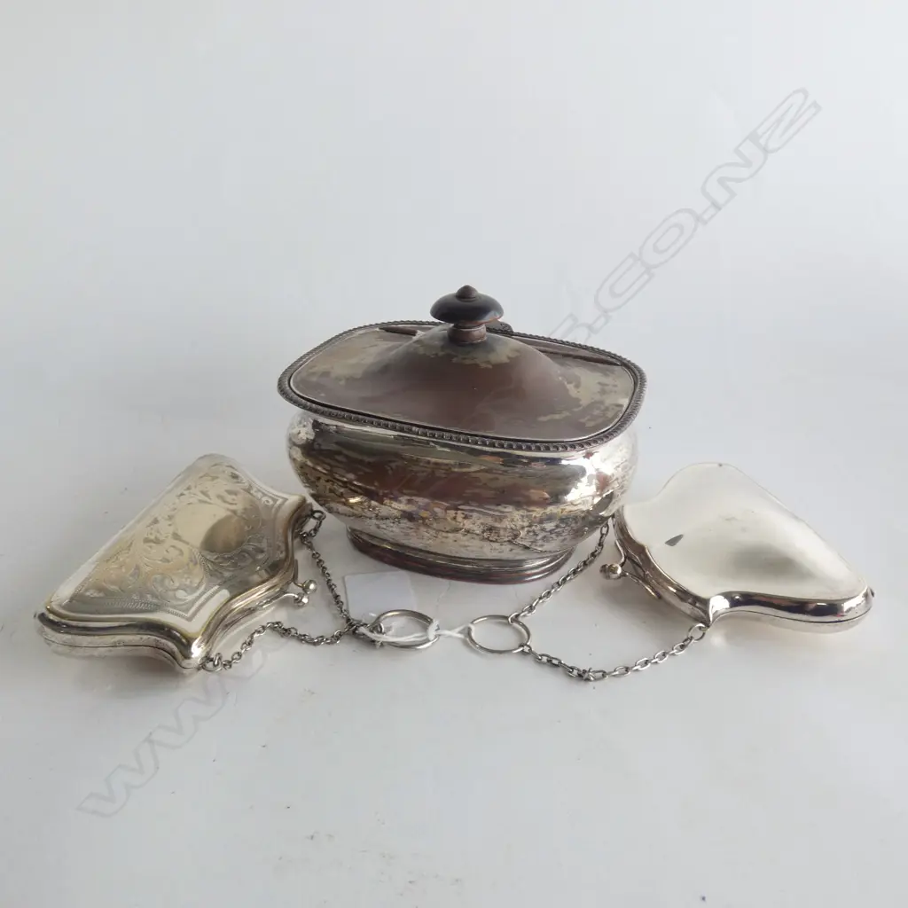 TWO SILVER PLATE EVENING COIN PURSES;  1 PLAIN, 1 ENGRAVED + SILVER PLATE JEWELLERY BOX; LID HAS WEAR L 135MM Image 1++