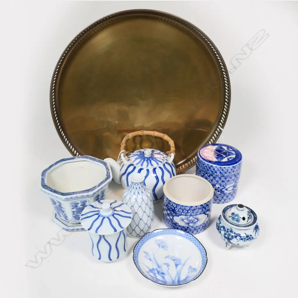 8 ASSTD CHINESE B&W PORCELAIN PCS (TALLEST 170MM) ON BRASS TRAY (DIA. 350MM) Image 1++
