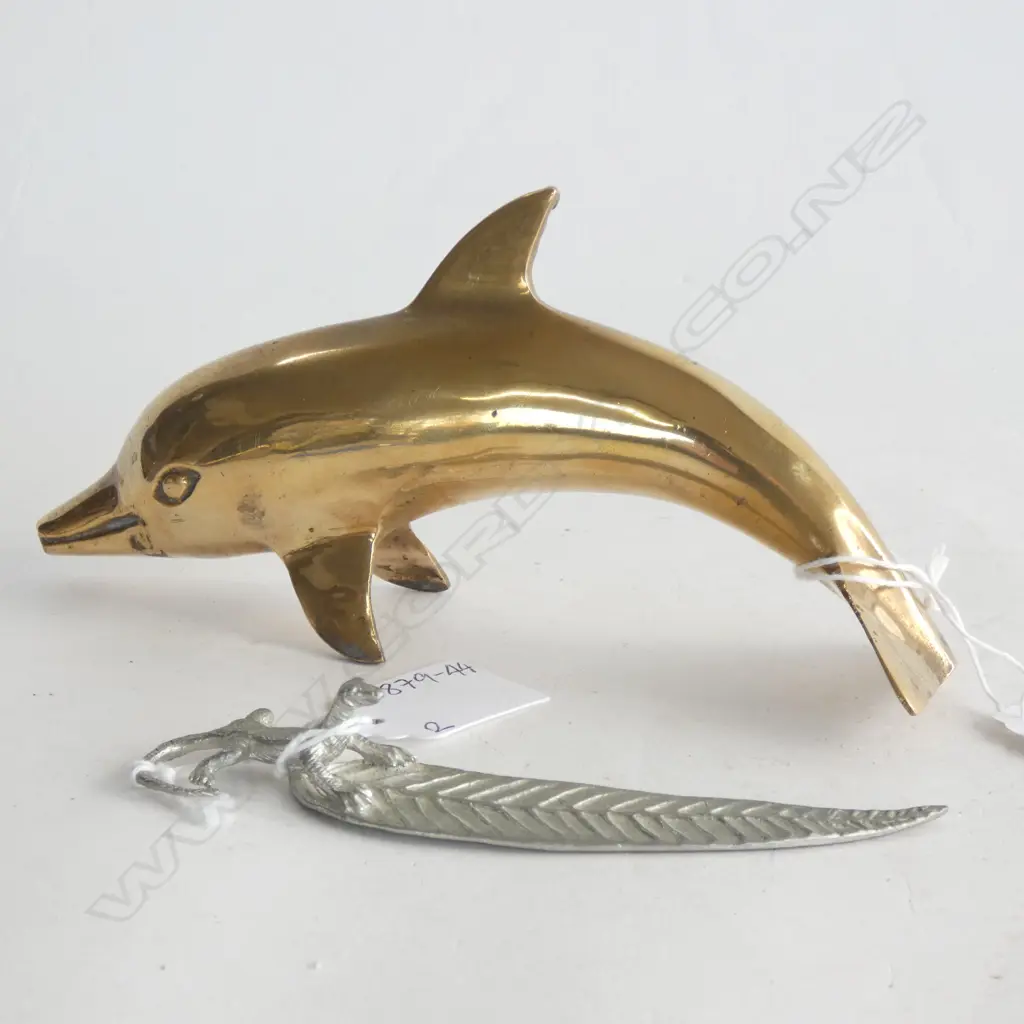 BRASS DOLPHIN L 175MM & METAL LIZARD ON LEAF L 125MM Image 1++