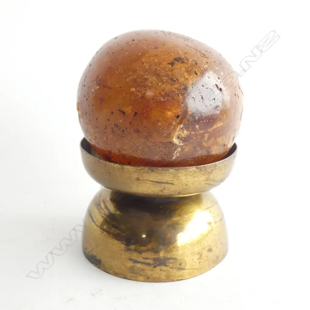 KAURI GUM BALL ON BRASS STAND H. 100MM Image 1++