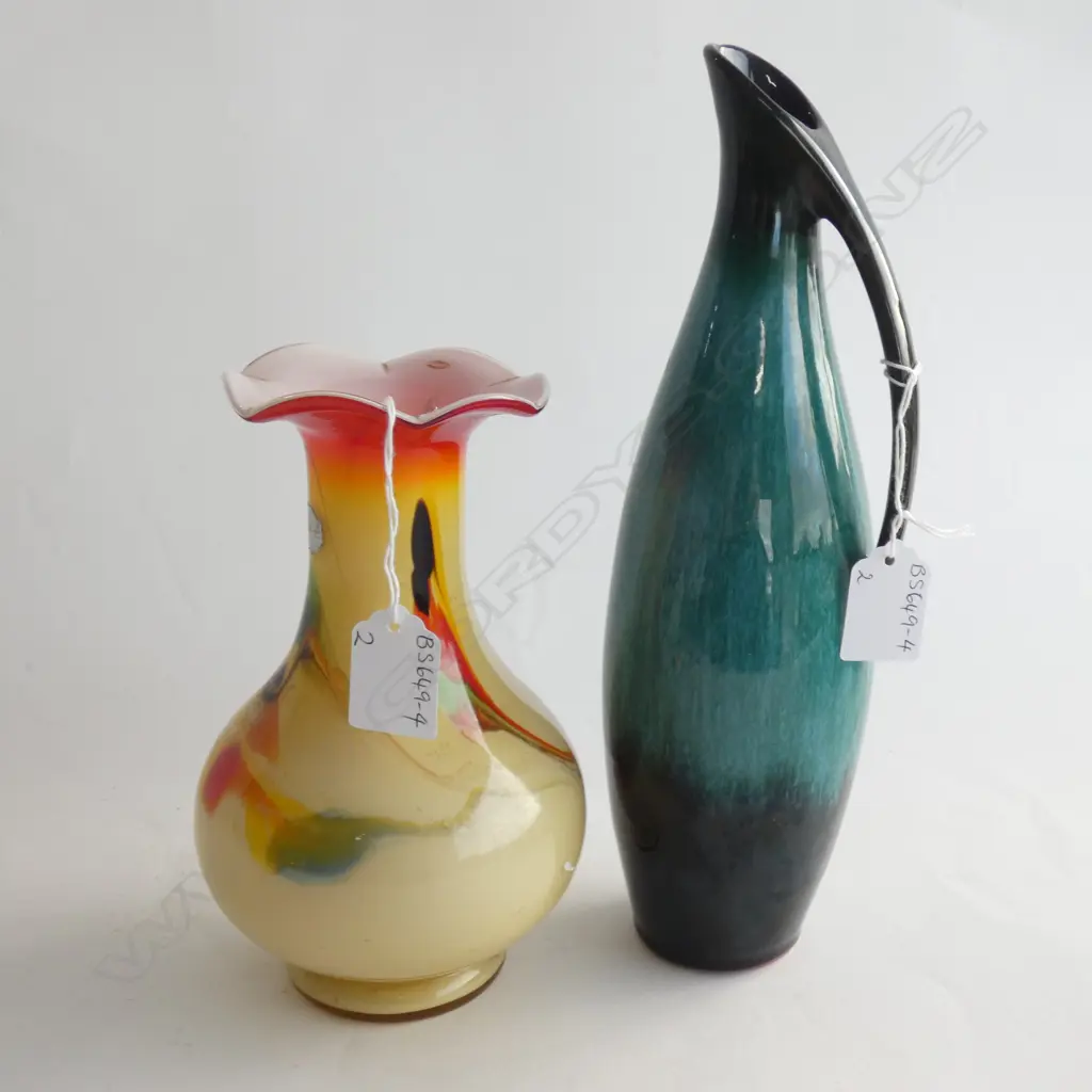 BLUE MOUNT EWER (H 280MM) & ART GLASS VASE (H 200MM) Image 1++