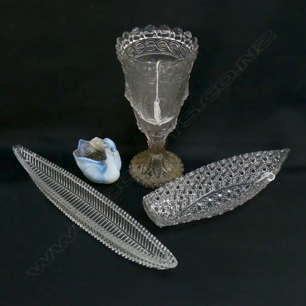 4 PCS OLD GLASS - 2 BOAT SHAPED DISHES - IRIDESCENT GLASS SWAN VASE & LG VASE W LION HEADS H260MM Image 1++