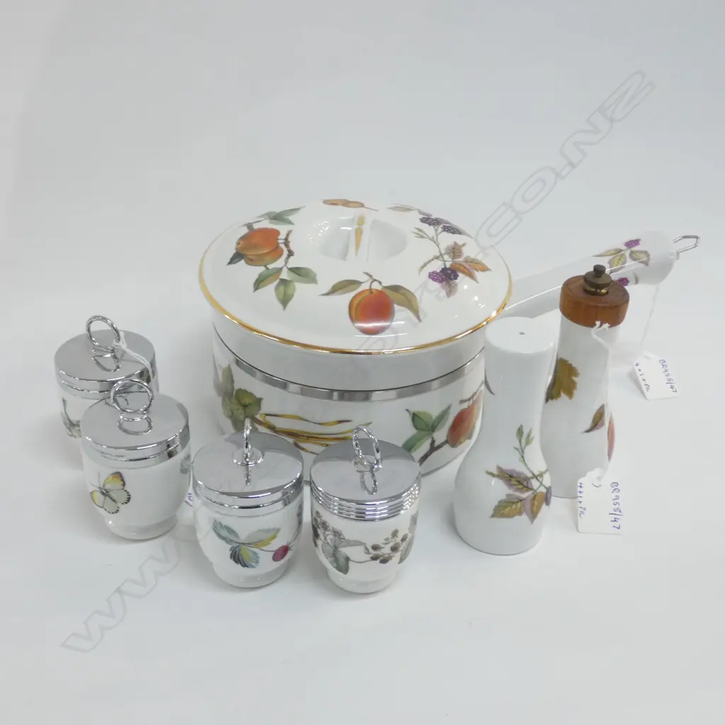 4 EVESHAM WORCESTER CODDLERS, SAUCE PAN & SALT/PEPPER Image 1++