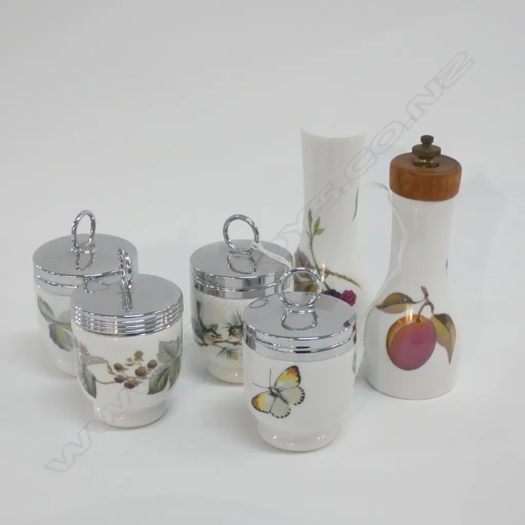 4 EVESHAM WORCESTER CODDLERS, SAUCE PAN & SALT/PEPPER Image 1++