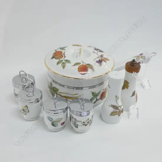 4 EVESHAM WORCESTER CODDLERS, SAUCE PAN & SALT/PEPPER