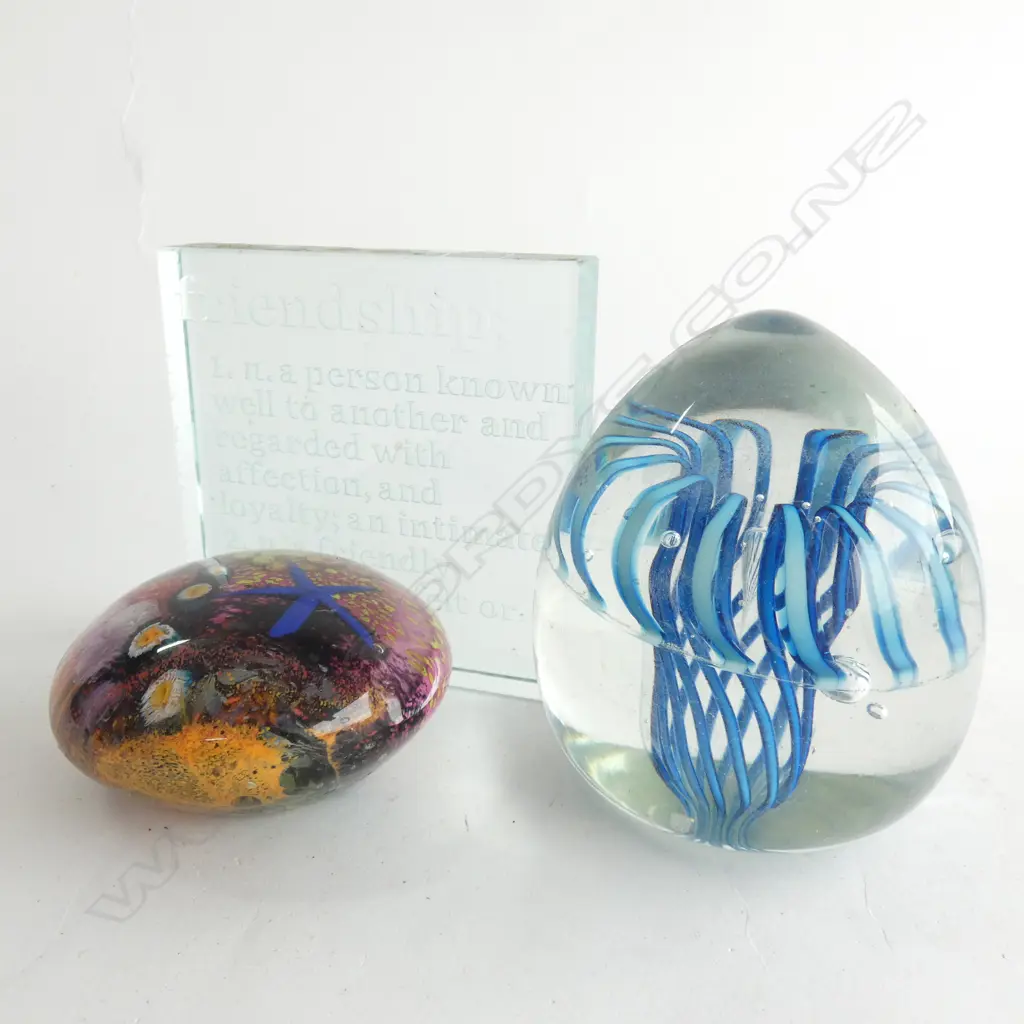2 GLASS PAPERWEIGHTS - LARGEST H. 110MM + SM GLASS FRIENDSHIP PLAQUE Image 1++