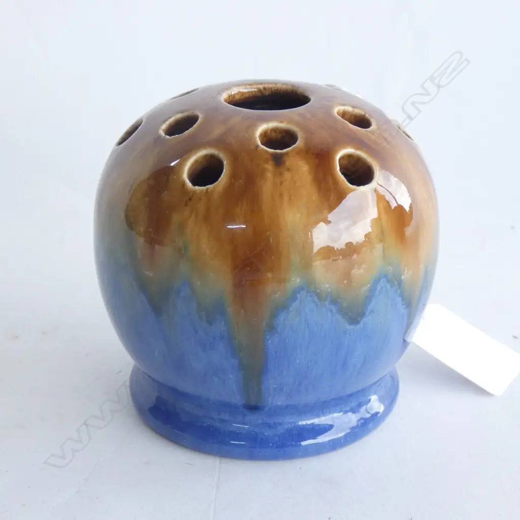 EARLY 20THC ARTS & CRAFTS POTTERY FLOWER HOLDER Image 1++
