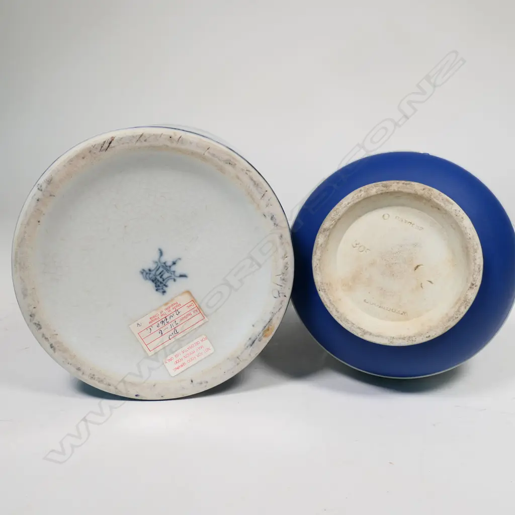 WEDGWOOD B&W JUG (H.150MM) & CHINESE B&W LIDDED GINGER JAR (H. 160MM) Image 1++