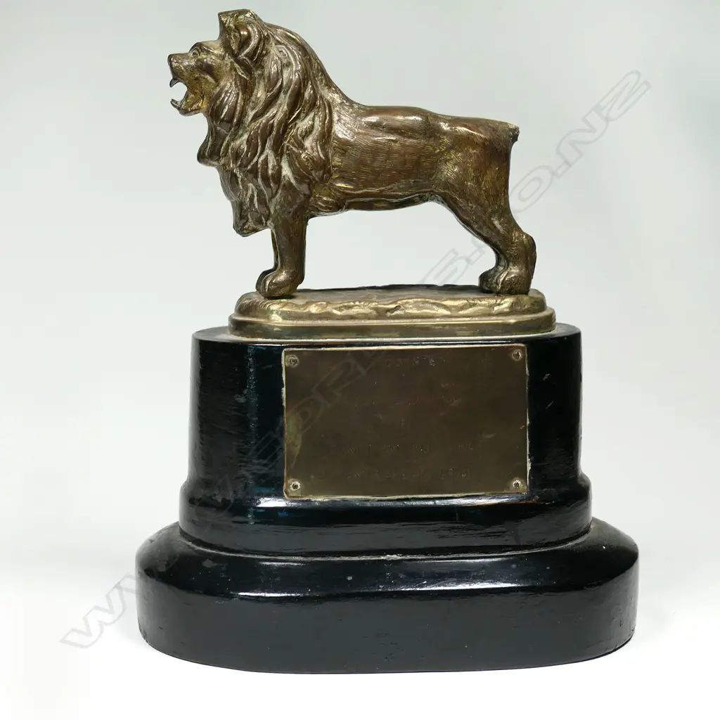 INDIAN ARMY PRESENTATION MOUNTED LION ON PLINTH, H.230MM, TAIL ABSENT Image 1++