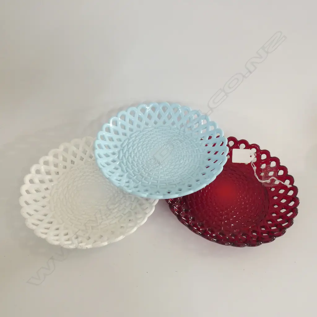 3 GLASS LATTICE PLATES; RED / PALE BLUE & WHITE DIA  205MM Image 1++