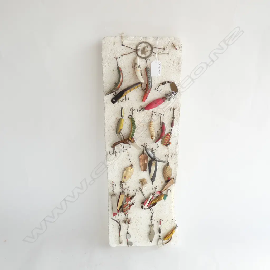 ASST OLD FLY FISHING HOOKS & FLIES  Image 1++