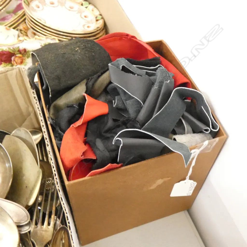 SM BOX LEATHER OFF CUTS Image 1++