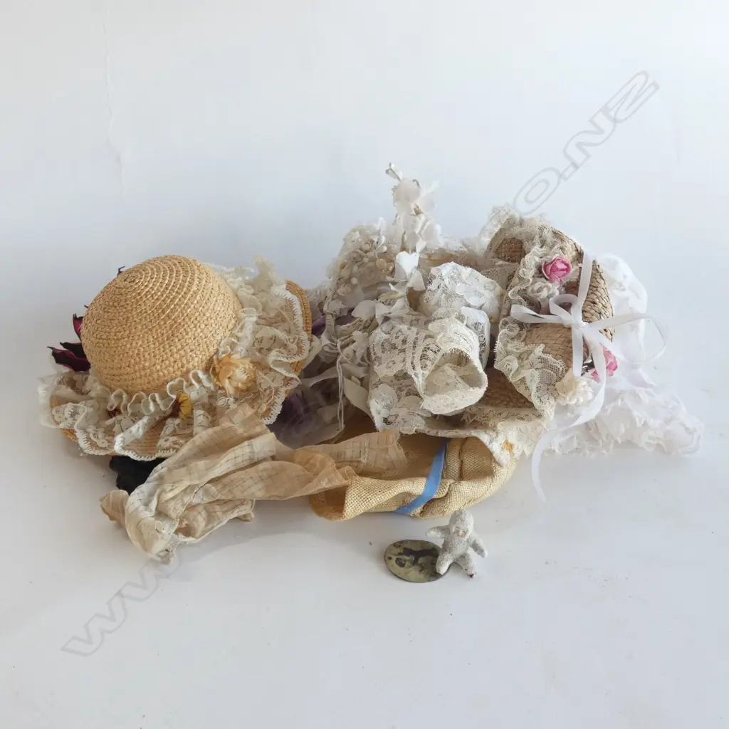 LOT OF VINTAGE DOLLS CLOTHES +.... Image 1++