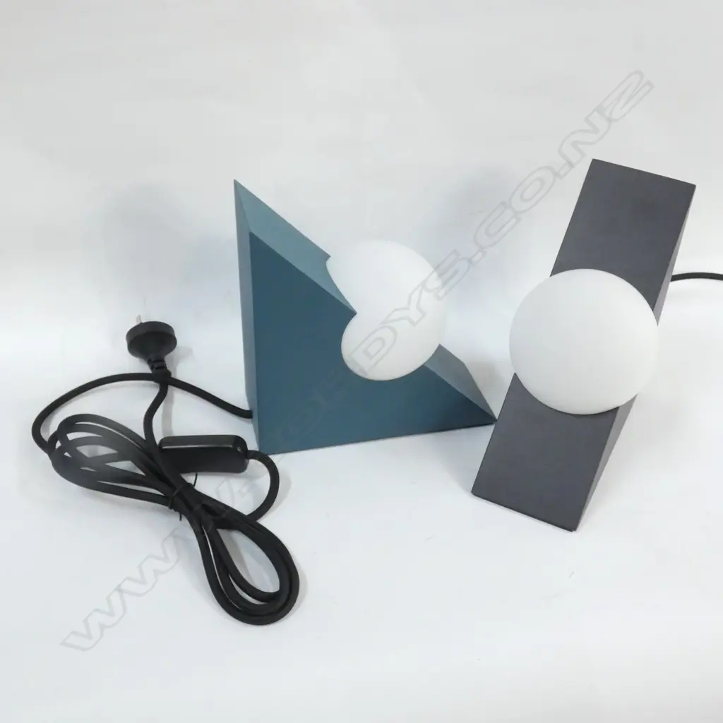 PR MODERN MILLIGRAM FORM TRIANGLE LAMPS;1 X BLACK / 1 X GREEN 180 X 100 X 180MM... Image 1++