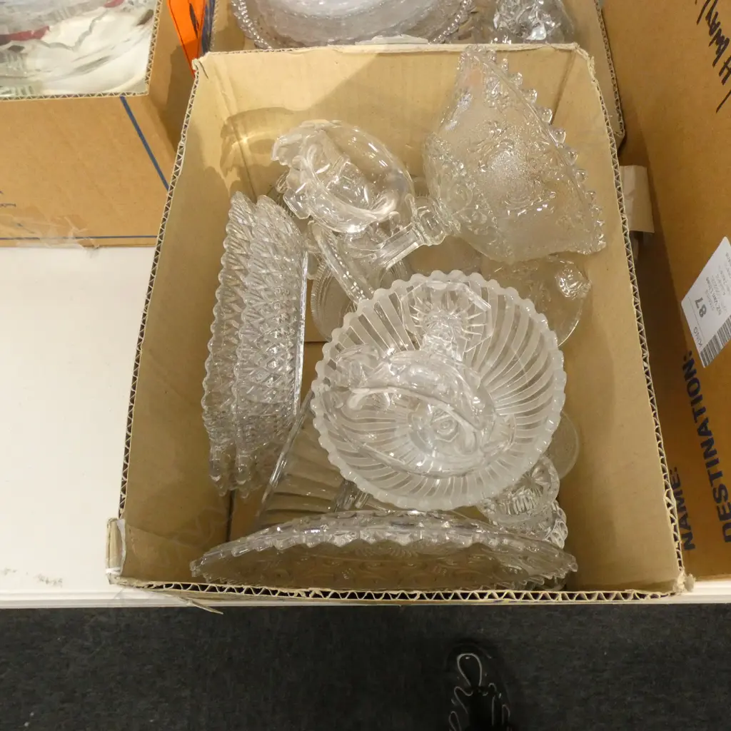SM BOX LOT ASST VINTAGE GLASS JUGS/ DISHES / BOWLS /DISHES ETC.. Image 1++