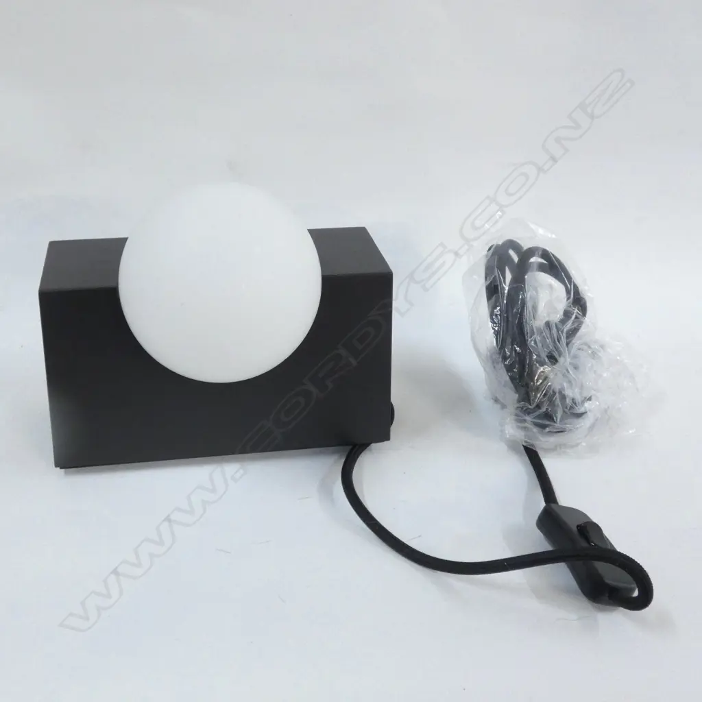 PR MODERN MILLIGRAM FORM RECTANGULAR TABLE LAMPS - 1 X GREEN 1 X BLACK 180 X 125 X 150MM... Image 1++