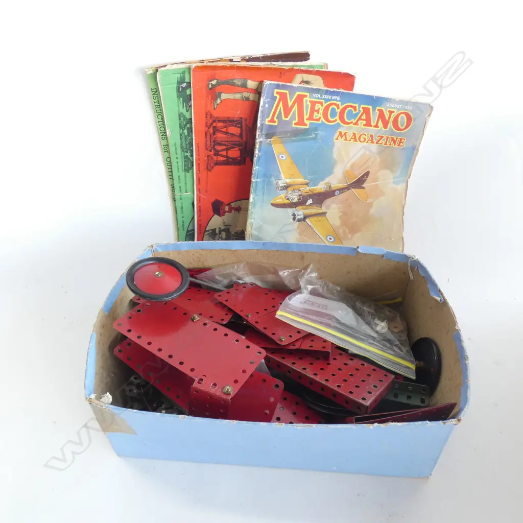 MECCANO BOX LOT + 3 INSTRUCTION BOOKS... Image 1++
