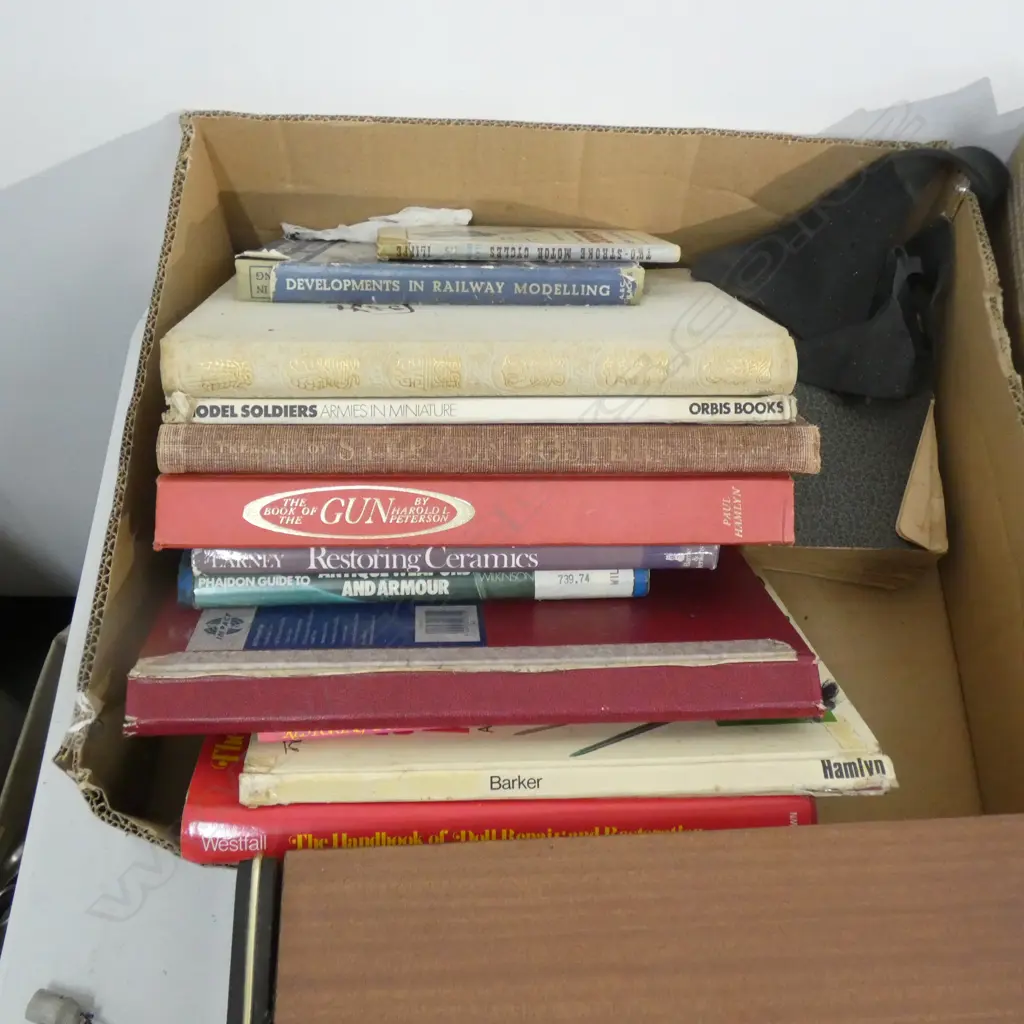 BOX OLD ILLUSTRATED REFERENCE BOOKS INCL DOLLS / GUNS ETC.. Image 1++