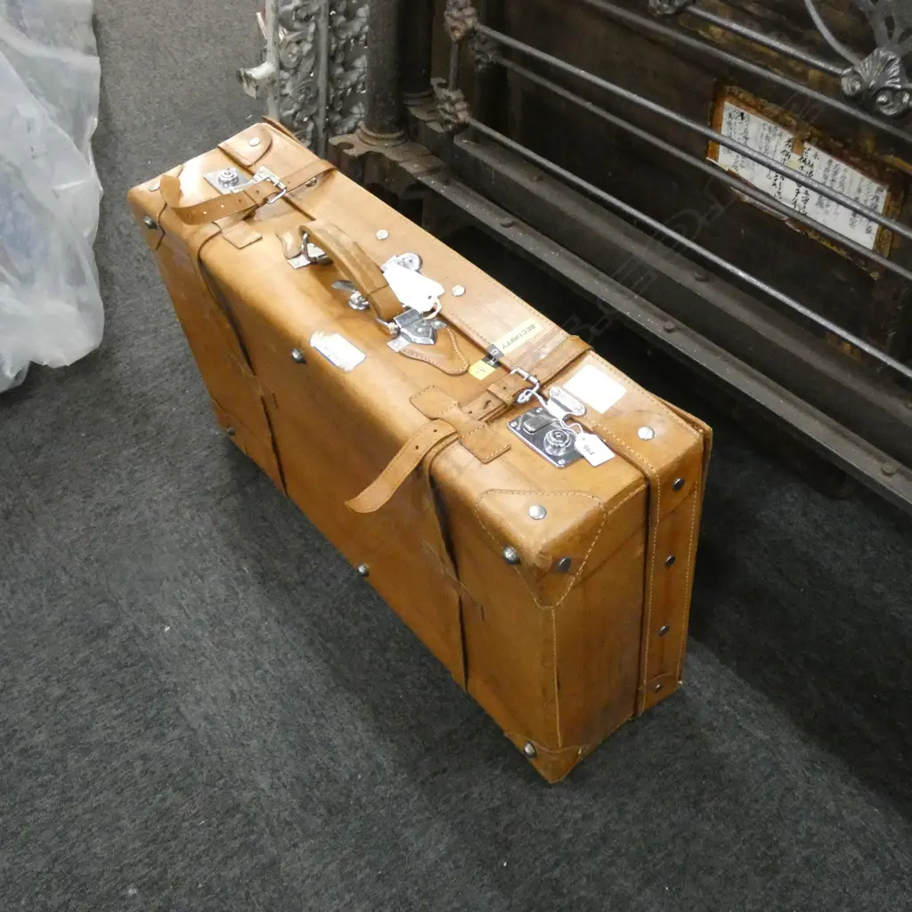 LG TAN LEATHER VINTAGE SUITCASE  Image 1++