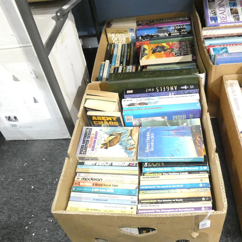 2 BOXES OF SCIENCE FICTION PULP PAPERBACKS Image 1++
