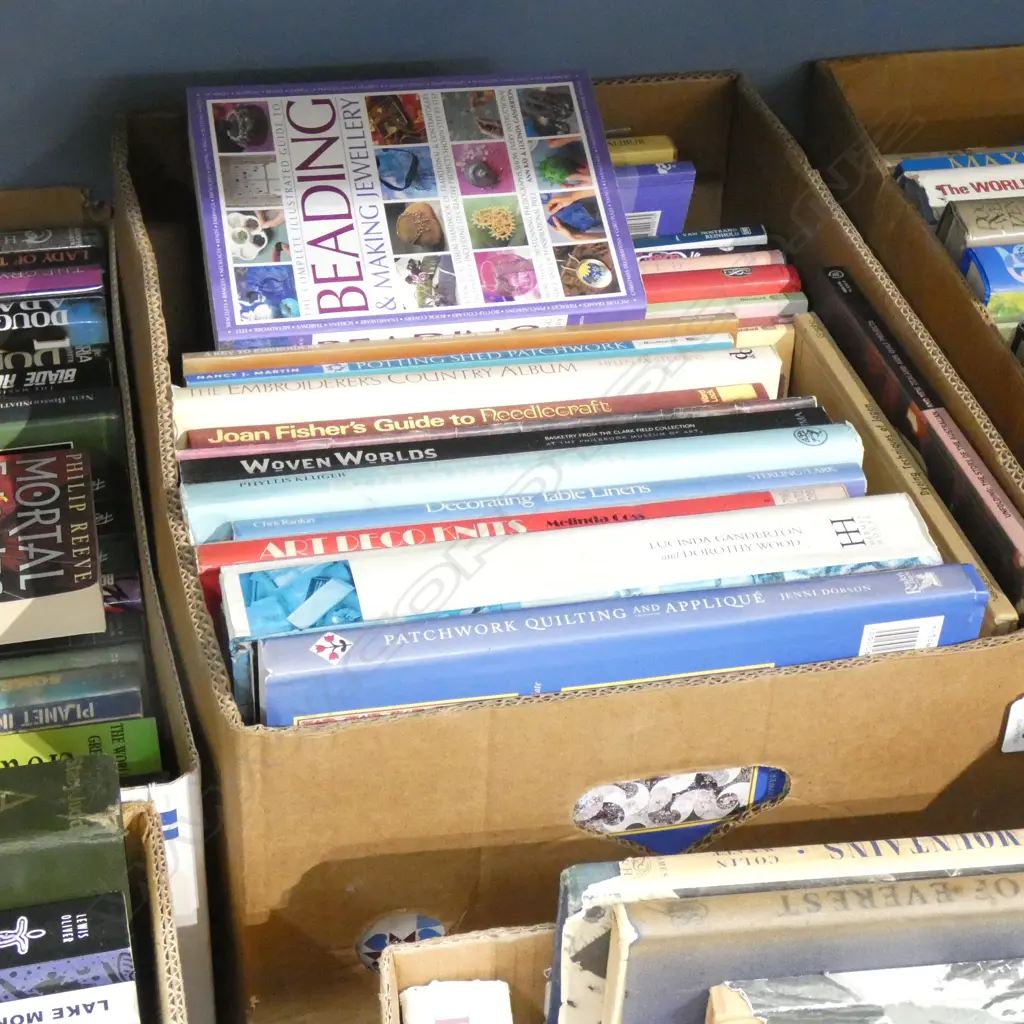 BOX OF CRAFTING BOOKS Image 1++