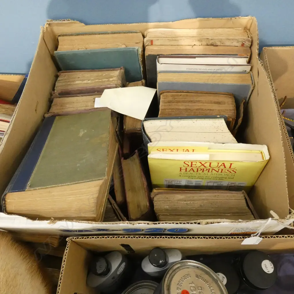LG BOX OLD BOOKS; REFERENCE / NOVELS ETC.. Image 1++
