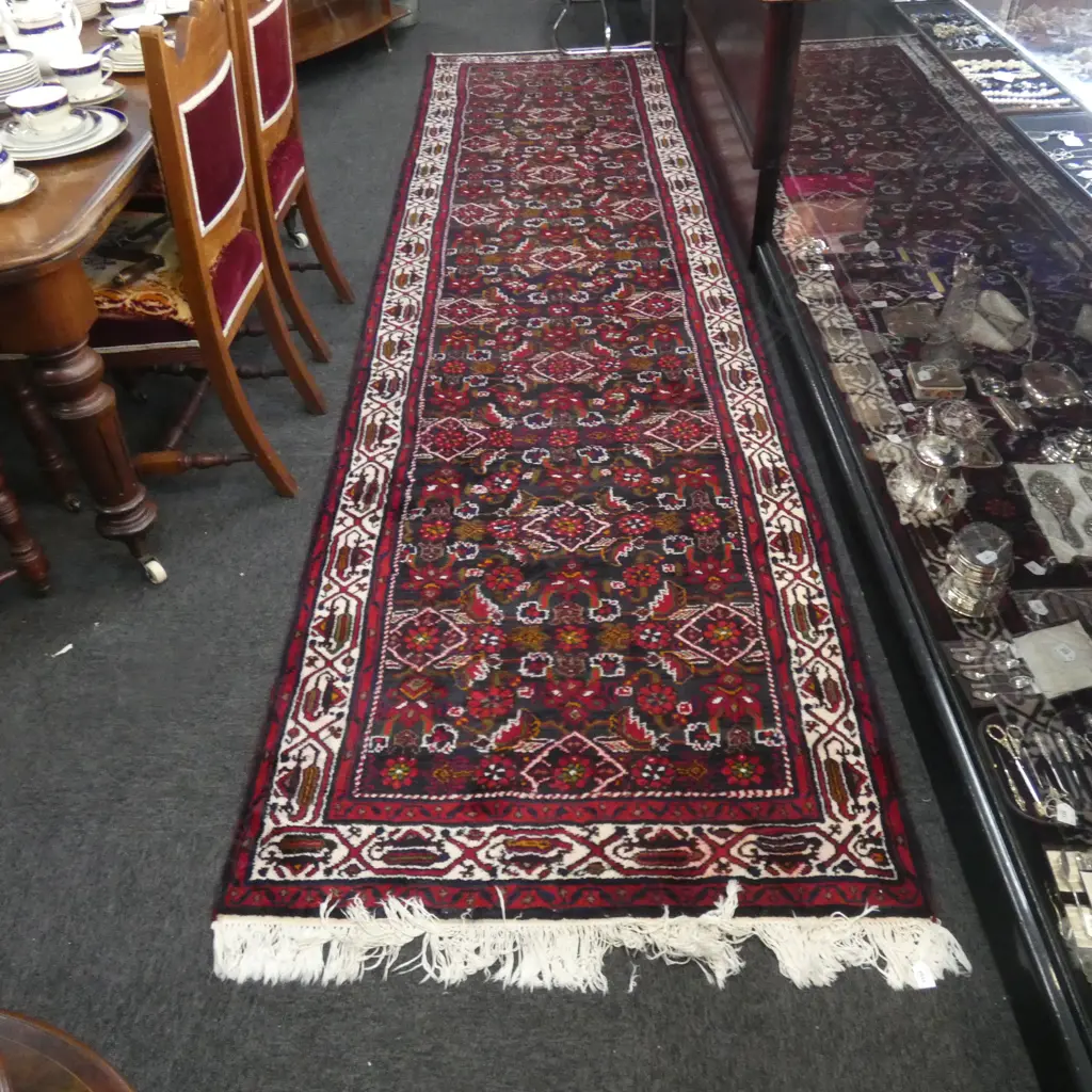 LG RED HAND WOVEN WOOL RUG Image 1++