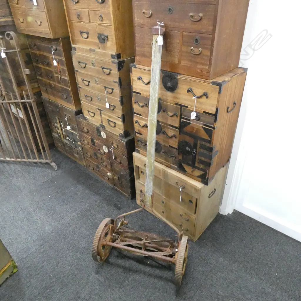 VINTAGE PUSH MOWER - WOODEN HANDLE MISSING Image 1++
