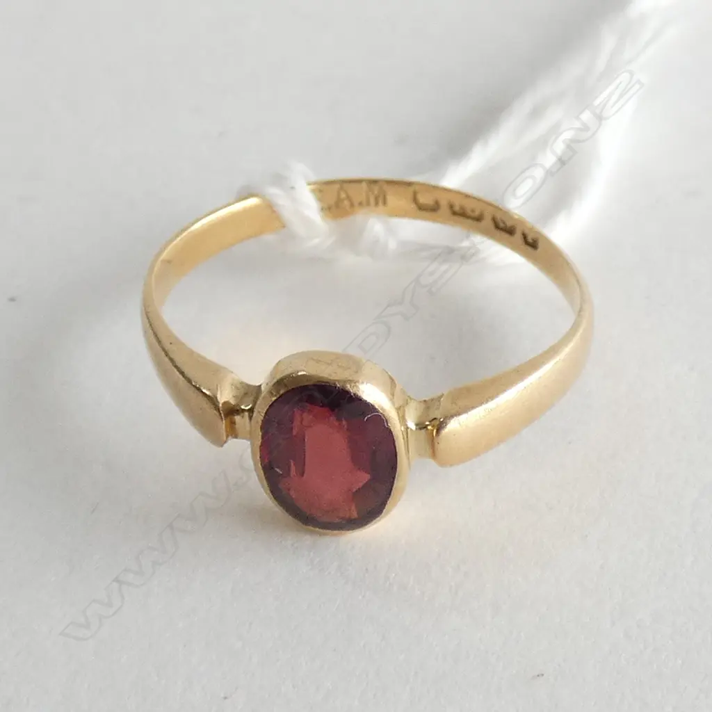 18CT ALMANDINE? GARNET STONE RING HALLMARKED 2gms Image 1++