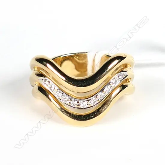 18CT GOLD & DIAMOND DRESS RING