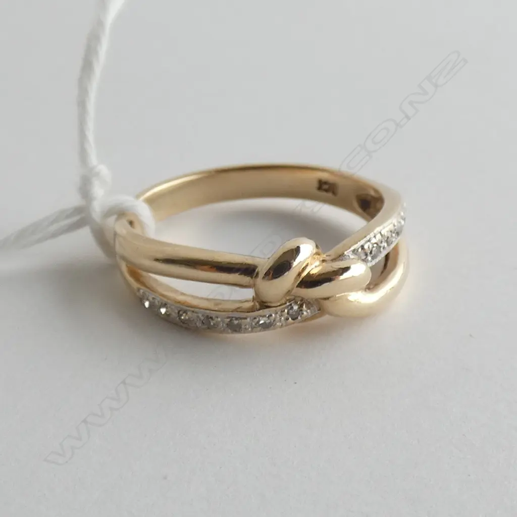 9CT GOLD AND DIAMOND KNOT RING Image 1++