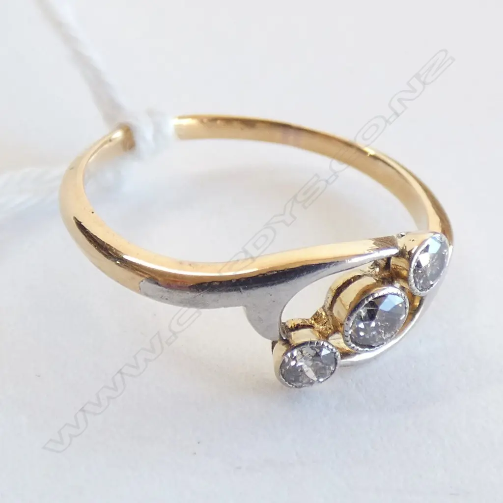 9CT GOLD AND THREE STONE DIAMOND RING Image 1++