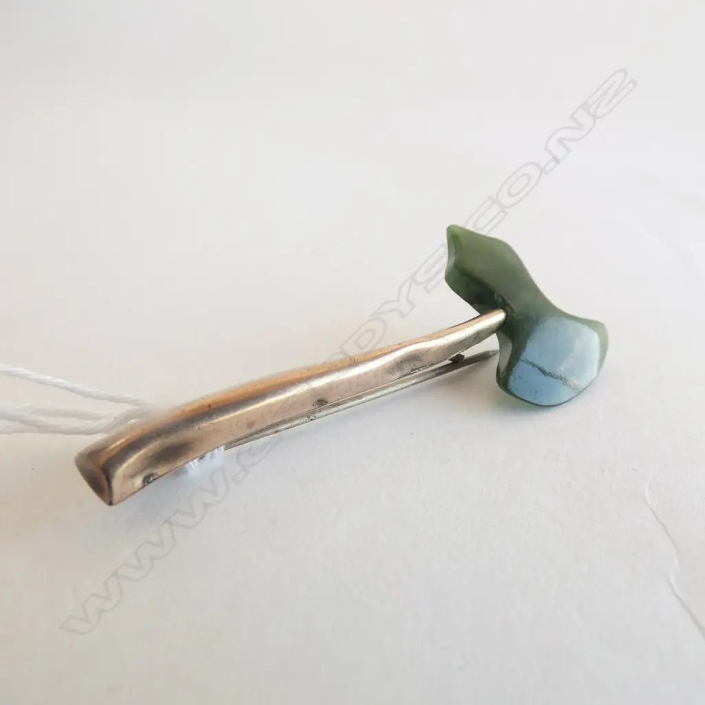 VINTAGE GREENSTONE & 9CT AXE BROOCH Image 1++