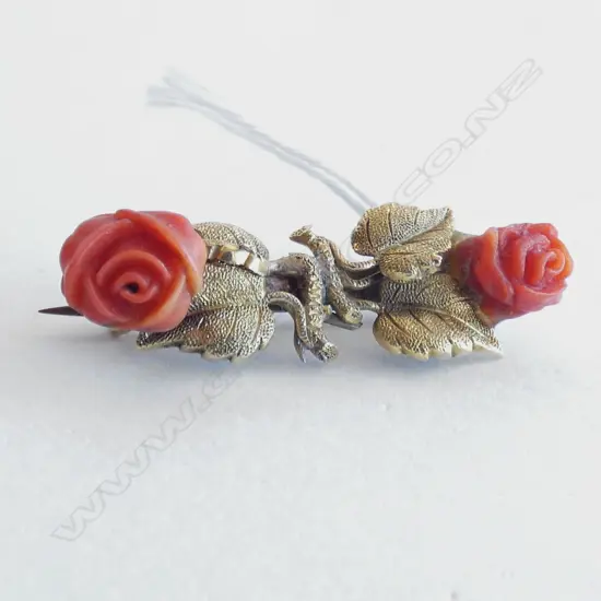 15CT BAR BROOCH WITH PINK CORAL FLOWERS
