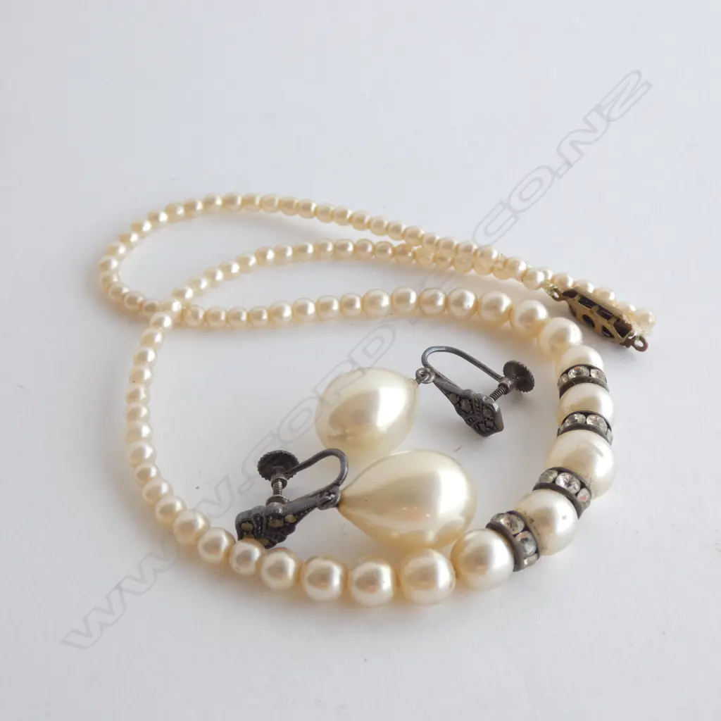 VINTAGE PEARL & DIAMANTE NECKLACE & DROP EARRINGS  Image 1++