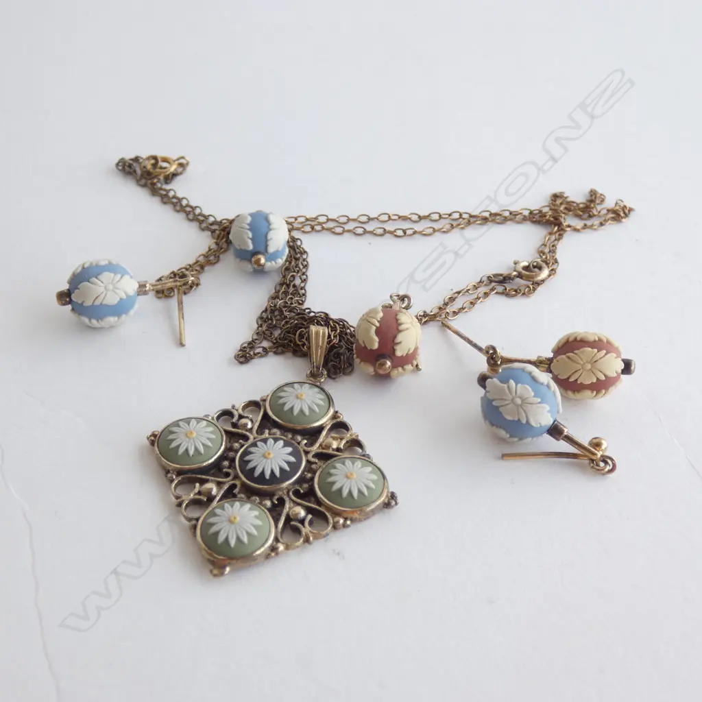 JASPERWARE STYLE; TERRACOTTA + BLUE & WHITE DROP EARRINGS & PENDANT NECKLACE + GREEN & BLACK NECKLACE Image 1++