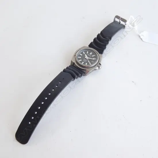 SEIKO TITANIUM DRIVERS WATCH. SCREW DOWN CROWN. RUNS SLUGGISHLY. BEZEL INSERT REQUIRED