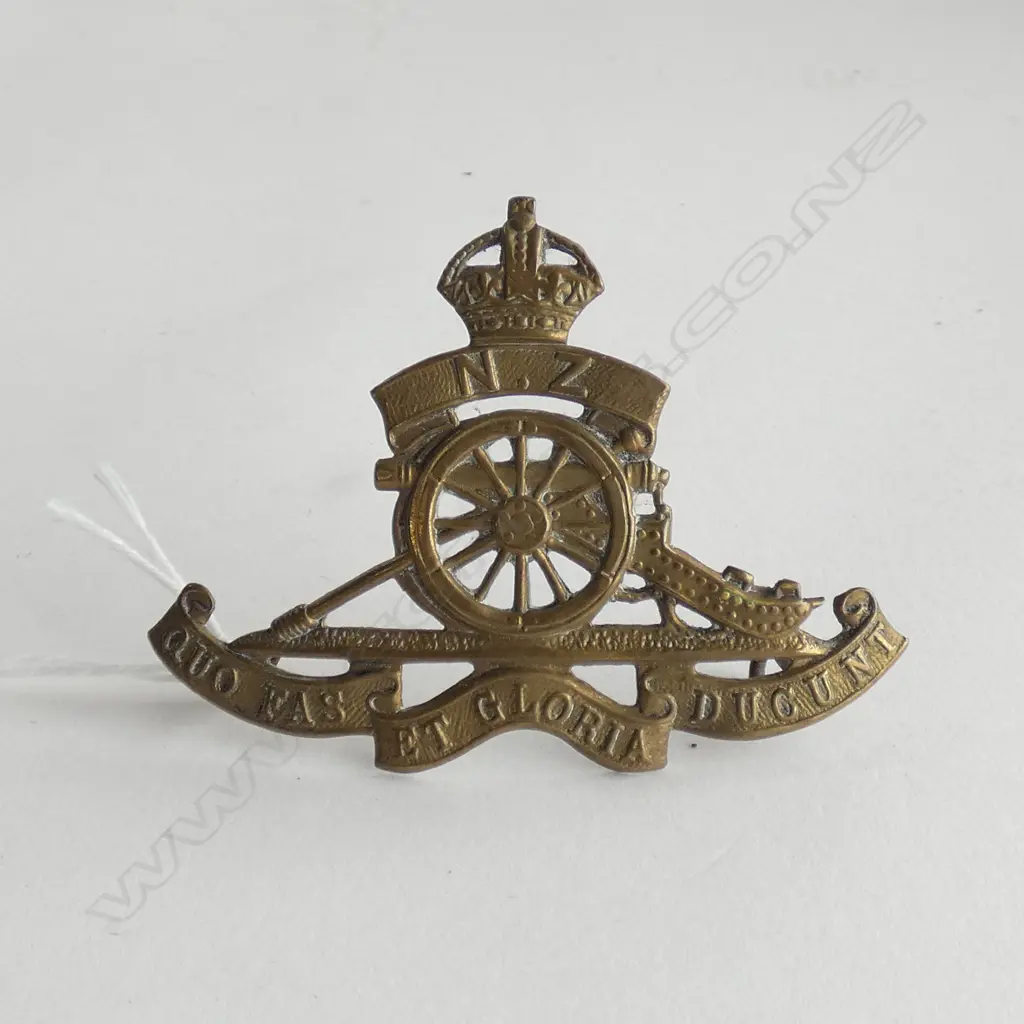 NZ MILITARY HAT BADGE...  Image 1++