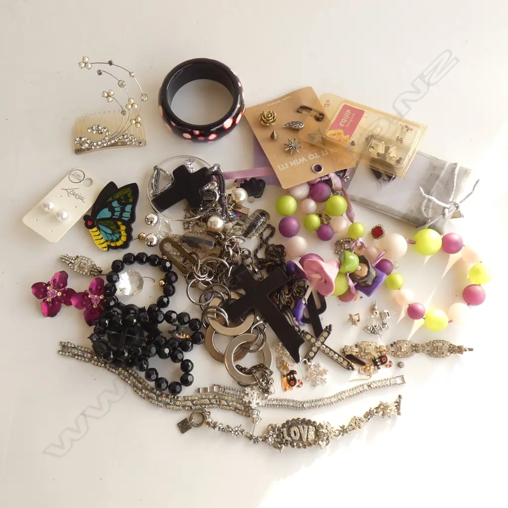 A SELECTION OF COSTUME JEWELS INCL TRELISE COOPER NECKLACE & BANGLE Image 1++