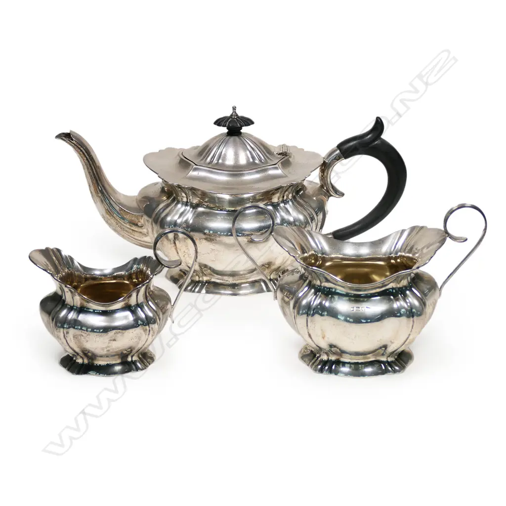 An early 20thC three-piece silver tea set, Image 1++