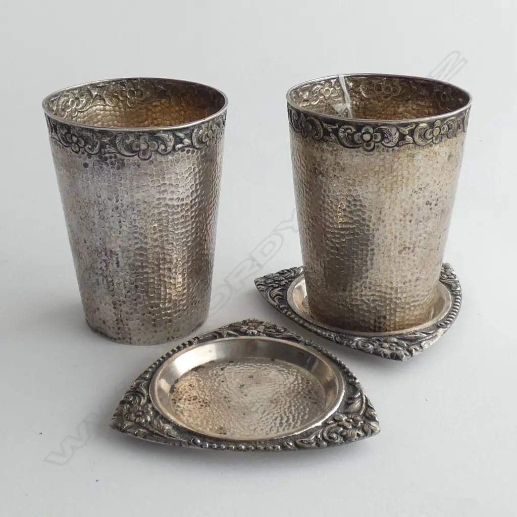 2 800 SILVER BEAKERS & 2 TRI-FORM DISHES HAMMERED.300gms Image 1++