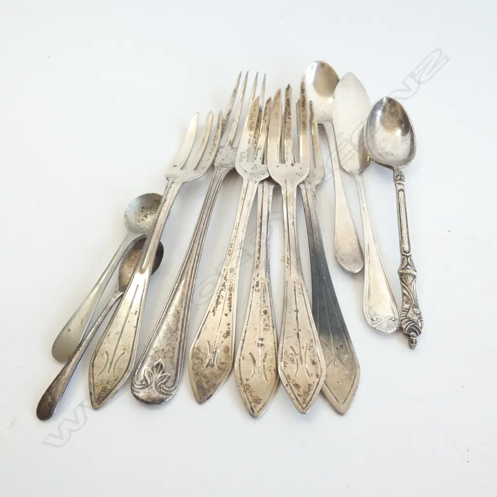 ASSORTED SILVER AND SILVER PLATE TSPS/CAKE FORKS ETC Image 1++