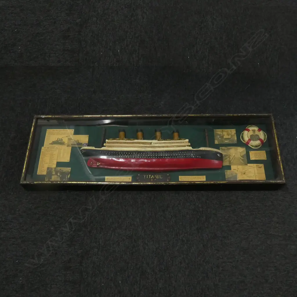 TITANIC REPRO MODEL IN GLASS CASE Image 1++