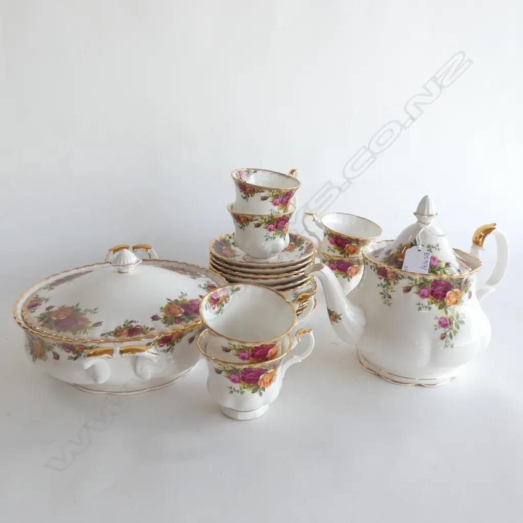 6 ROYAL ALBERT 'OLD COUNTRY ROSES' TRIOS + TEA POT Image 1++