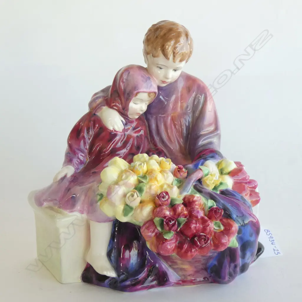 ROYAL DOULTON FIGURINE 'FLOWER SELLERS CHILDREN' HN 1342 H215MM Image 1++