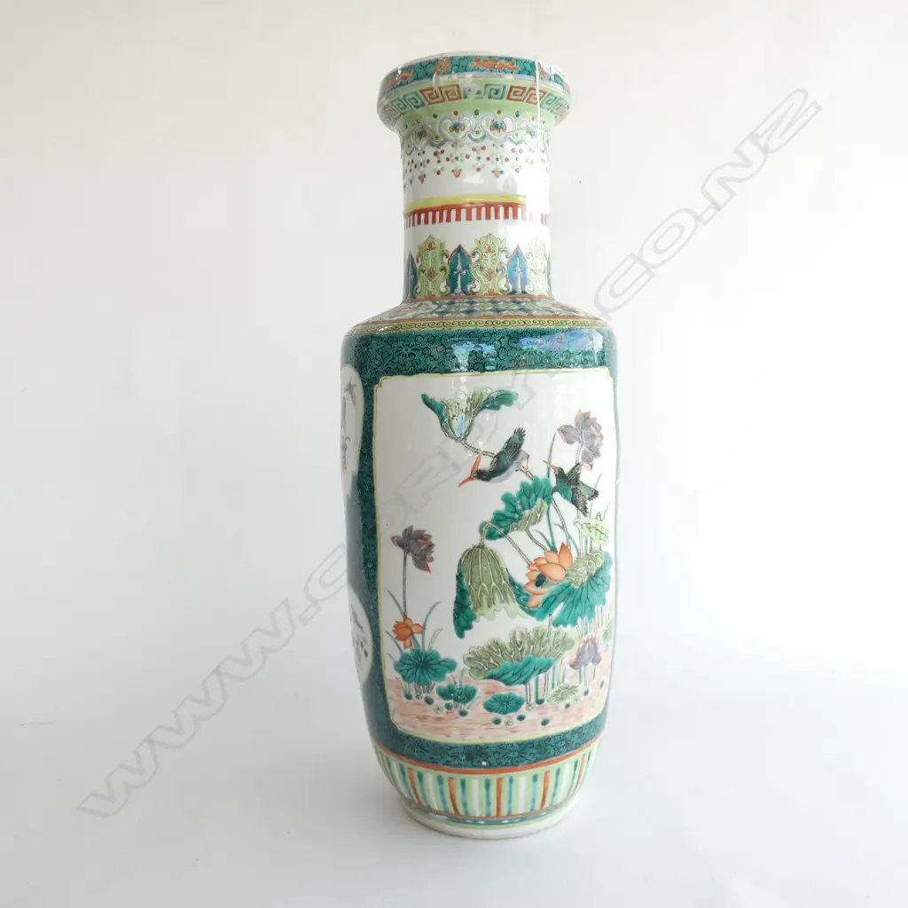 MID-19TH CENTURY CHINESE FAMILLE VERTE VASE (DAMAGE TO TOP OF NECK RIM). H. 600mm.  Image 1++