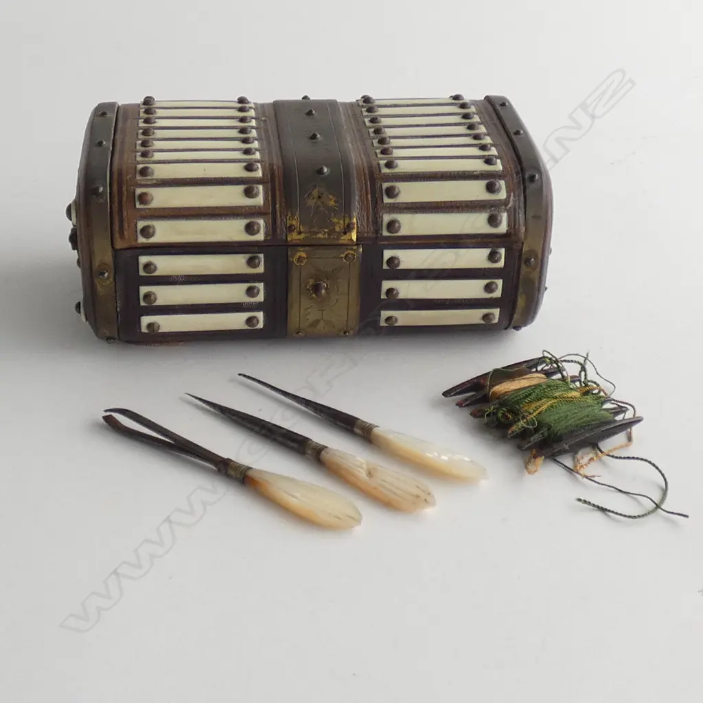 SM ANTIQUE SEWING BOX  INCL CONTENTS  95 X 155 X 60MM Image 1++