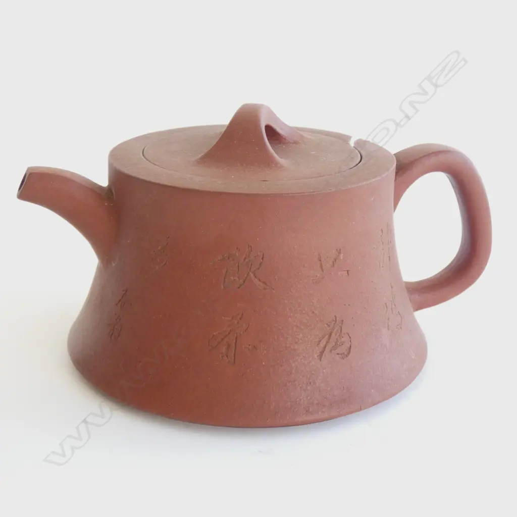 YIXING CHINESE TEAPOT WITH PATTERNED EXTERIOR Image 1++