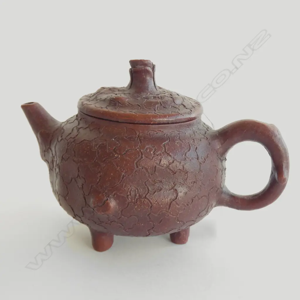 YIXING CHINESE TEAPOT WITH PATTERNED EXTERIOR Image 1++